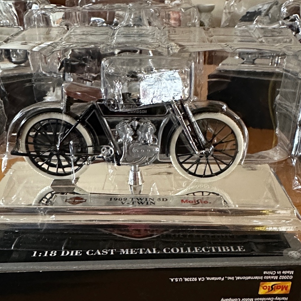 Maisto 1909 Twin SD Die-Cast Motorcycle Model
